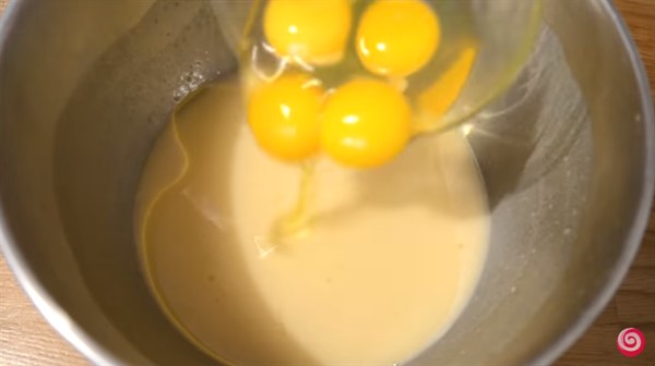 К заваренной смеси добавляем растительное масло и яйца